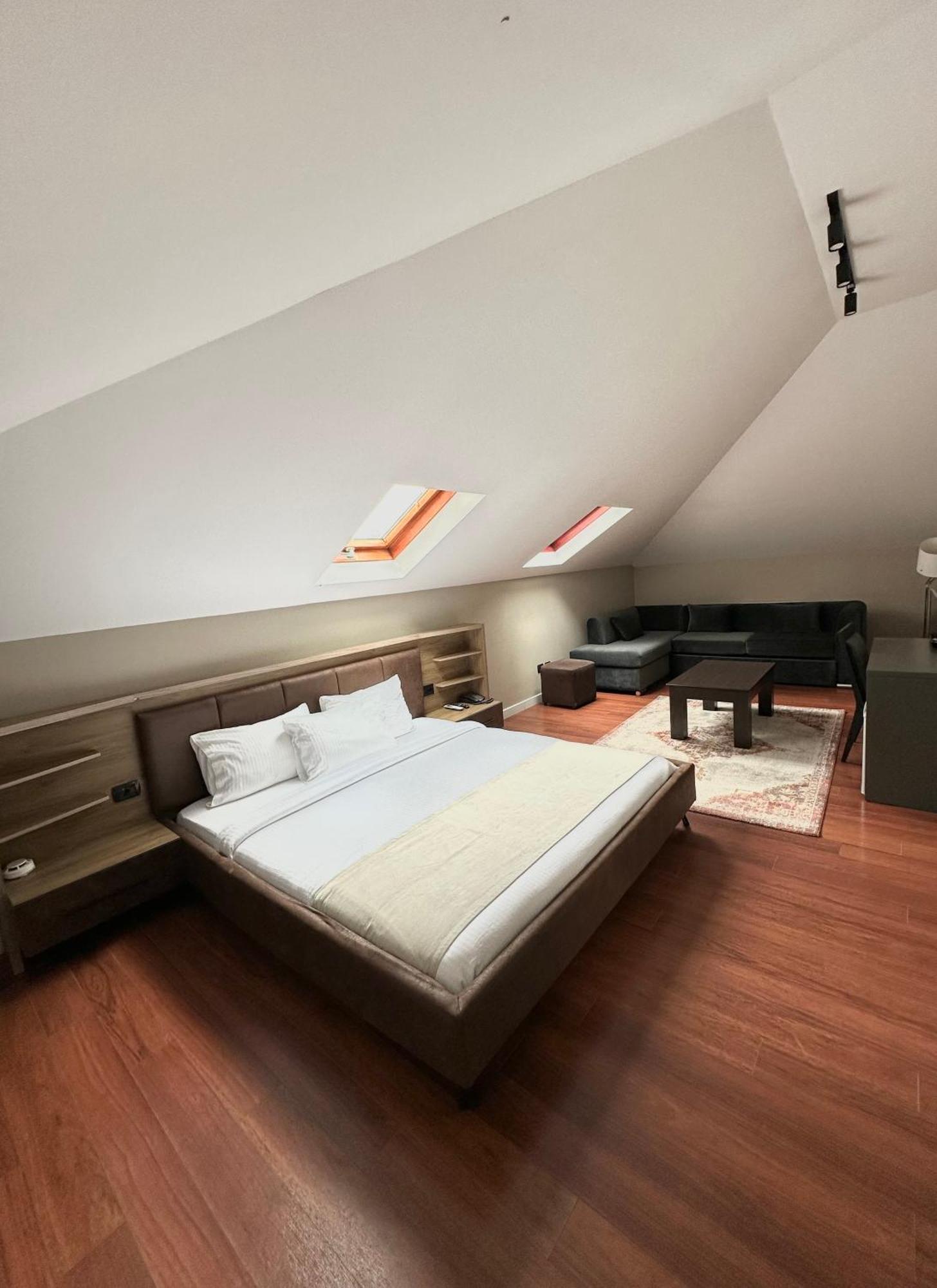 Monun Boutique Hotel ティラナ エクステリア 写真