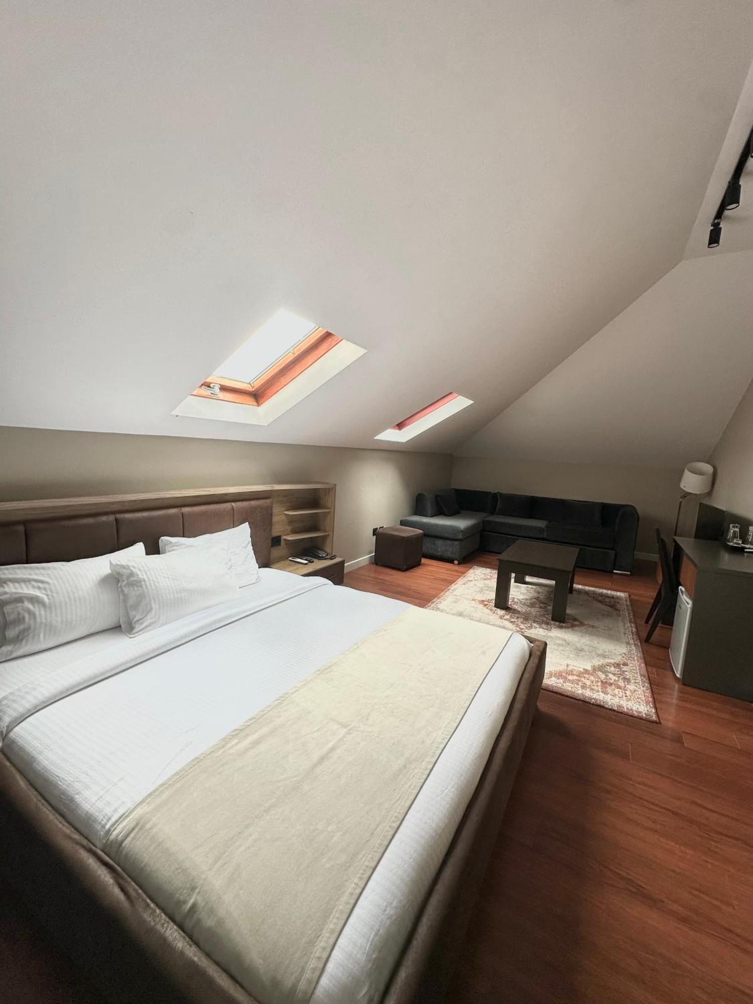 Monun Boutique Hotel ティラナ エクステリア 写真